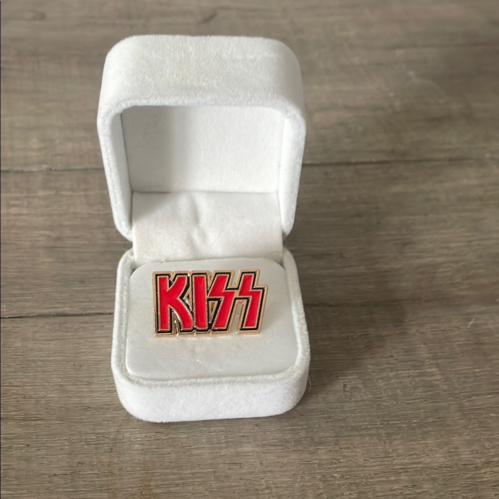 Kiss the band  Pin